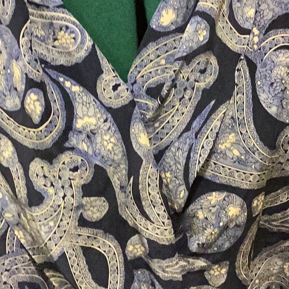 DANABUCHMAN 100% Silk Blouse 10, Cross over features w/covered buttons, Blue - Picture 8 of 9